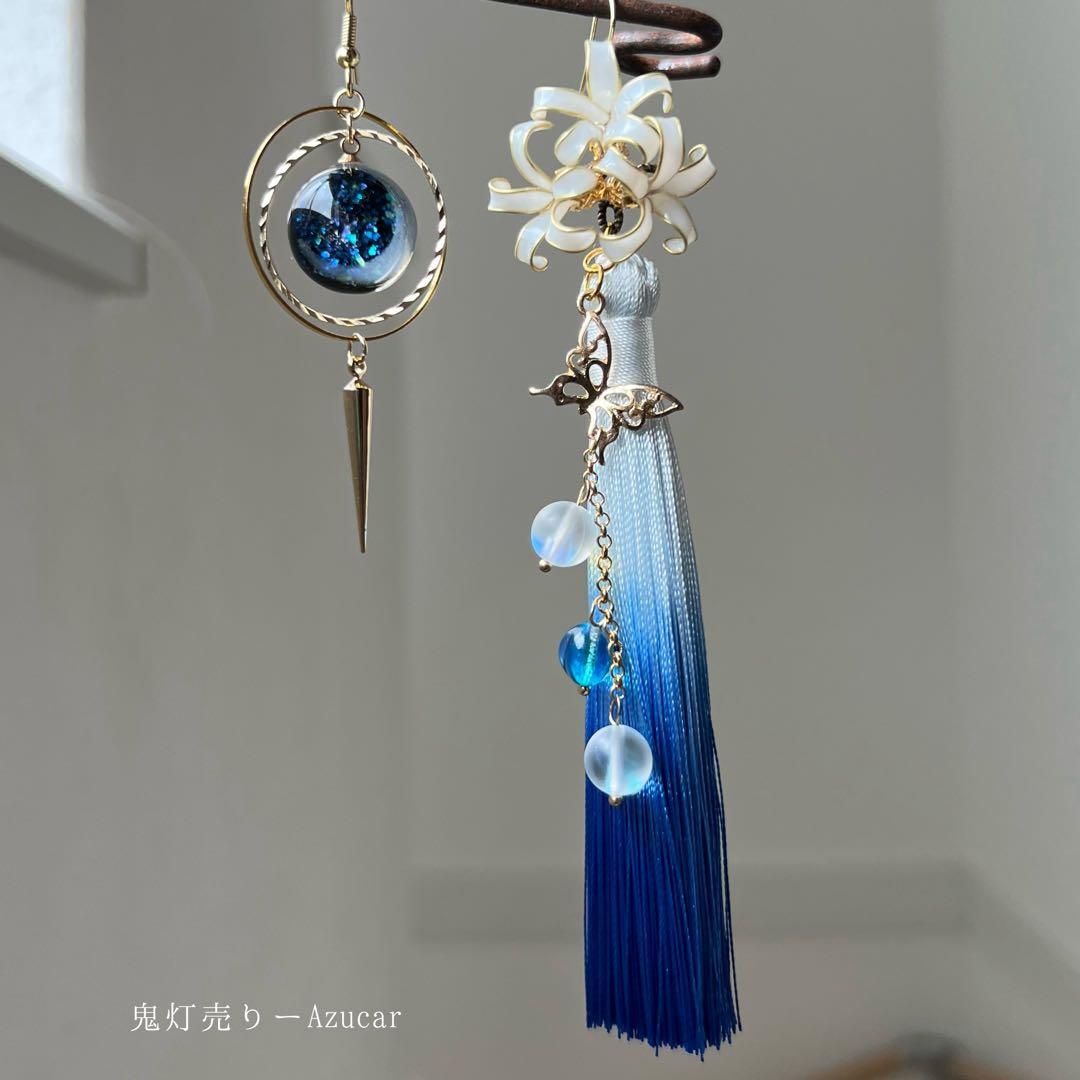 夜空に咲く白彼岸花と蓄光三日月天球儀/ピアス　イヤリング