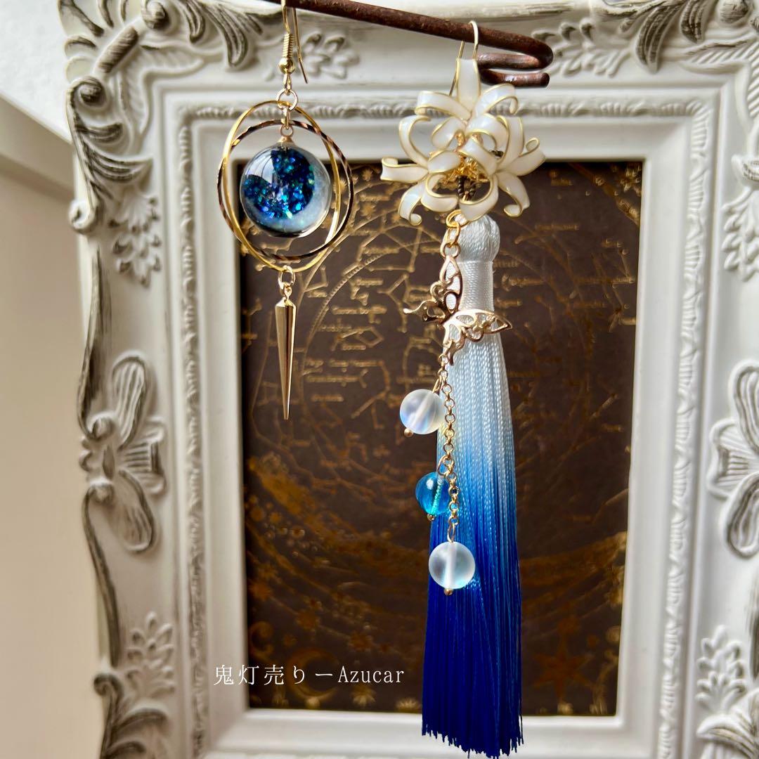 夜空に咲く白彼岸花と蓄光三日月天球儀/ピアス　イヤリング