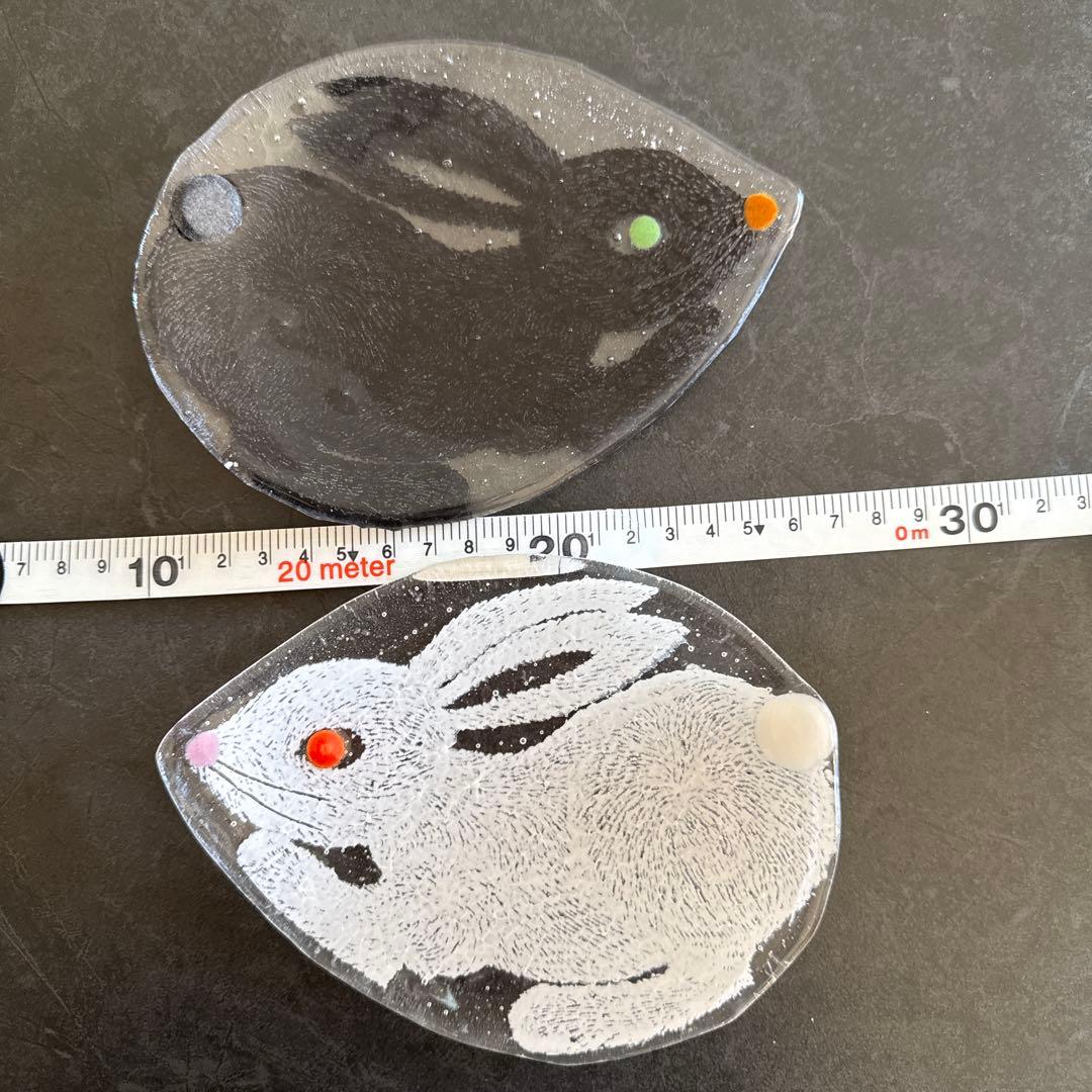 土井朋子　ガラス皿　2枚　白　黒　うさぎ