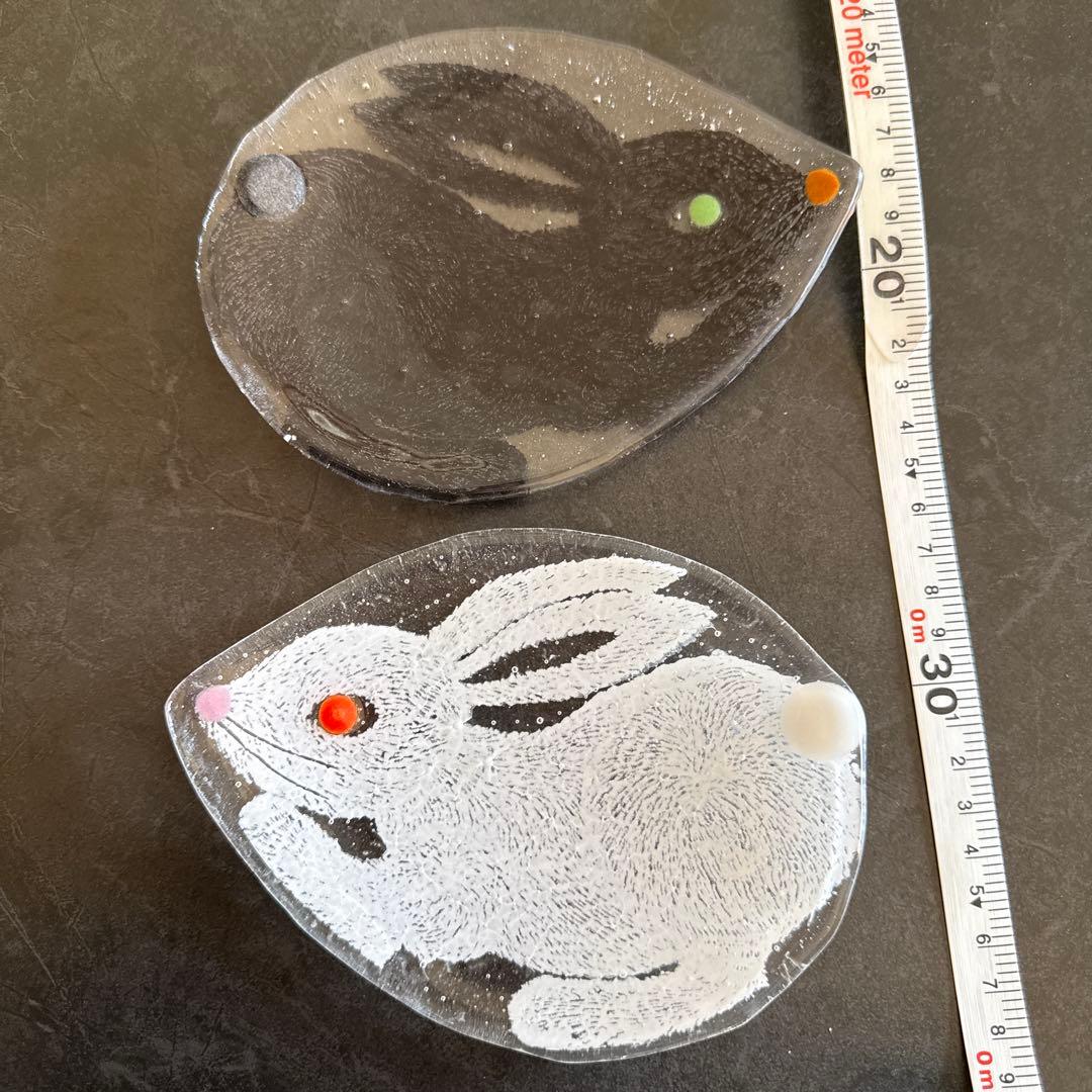 土井朋子　ガラス皿　2枚　白　黒　うさぎ
