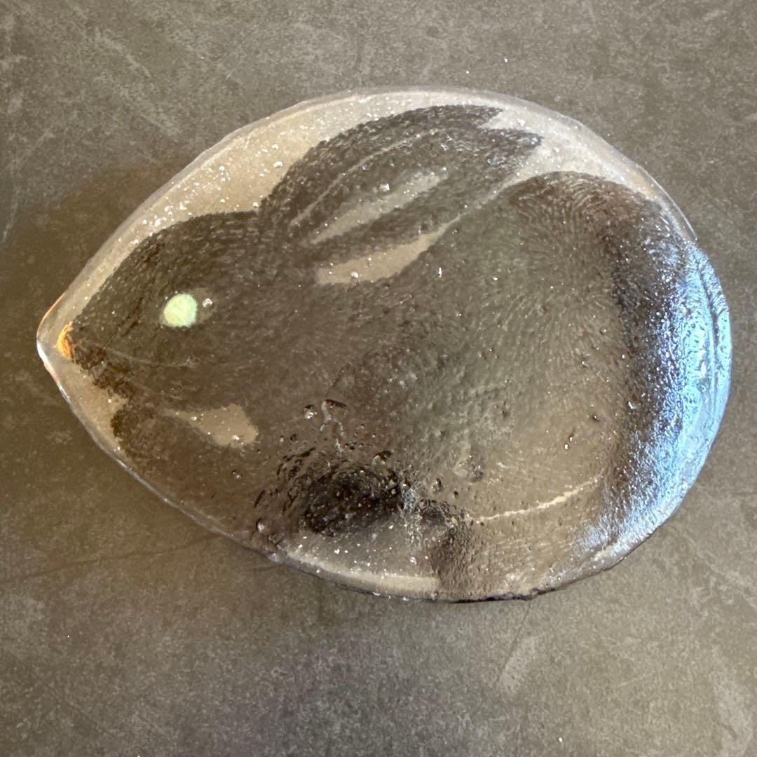 土井朋子　ガラス皿　2枚　白　黒　うさぎ