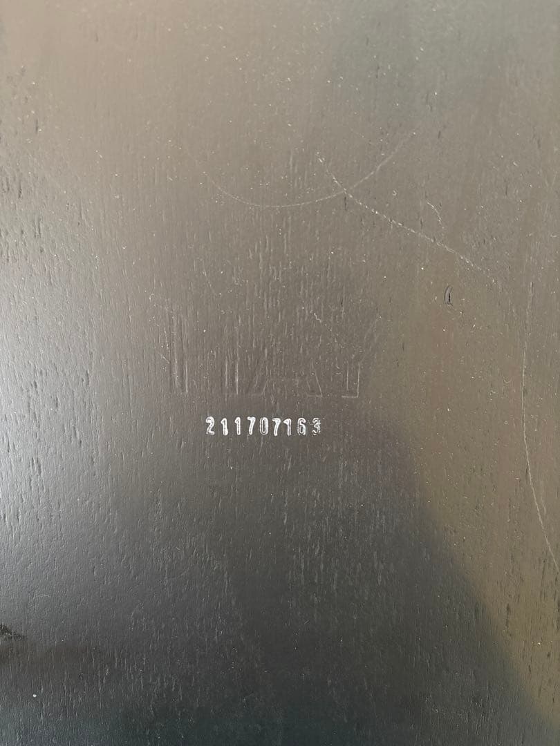 黒の木製スピンドルバック椅子