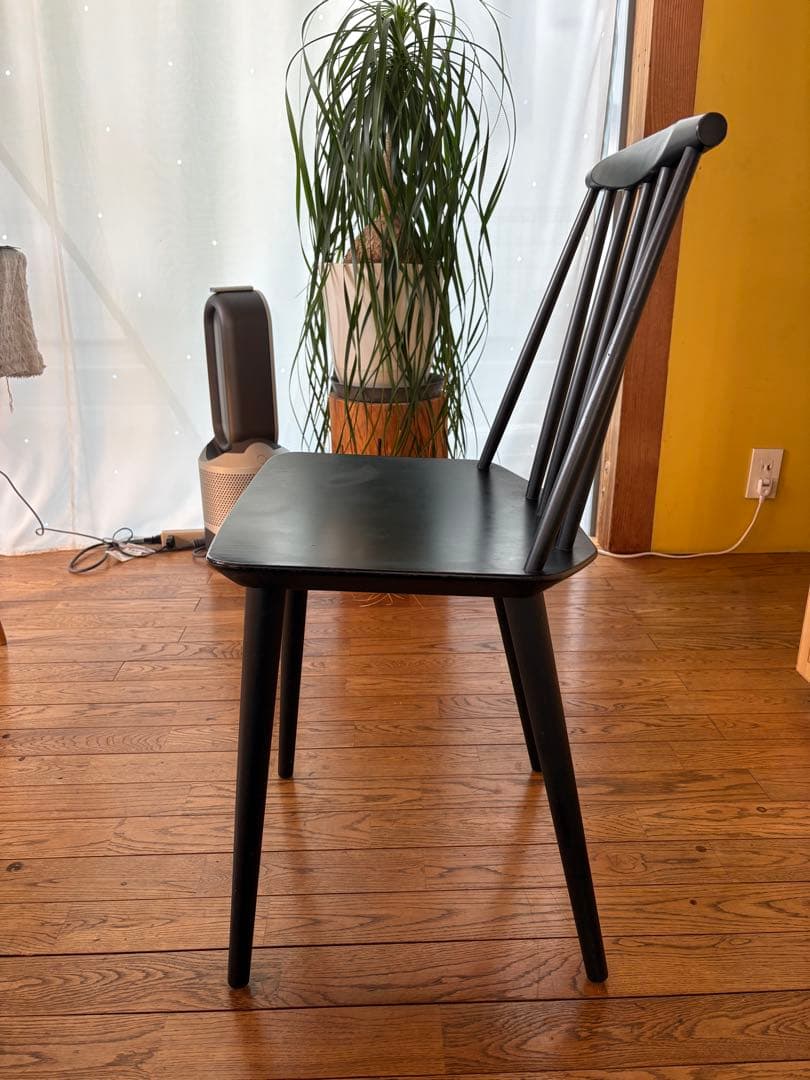 黒の木製スピンドルバック椅子