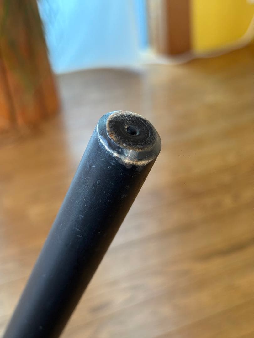 黒の木製スピンドルバック椅子
