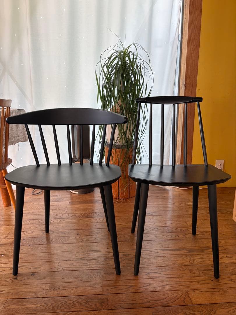 黒の木製スピンドルバック椅子