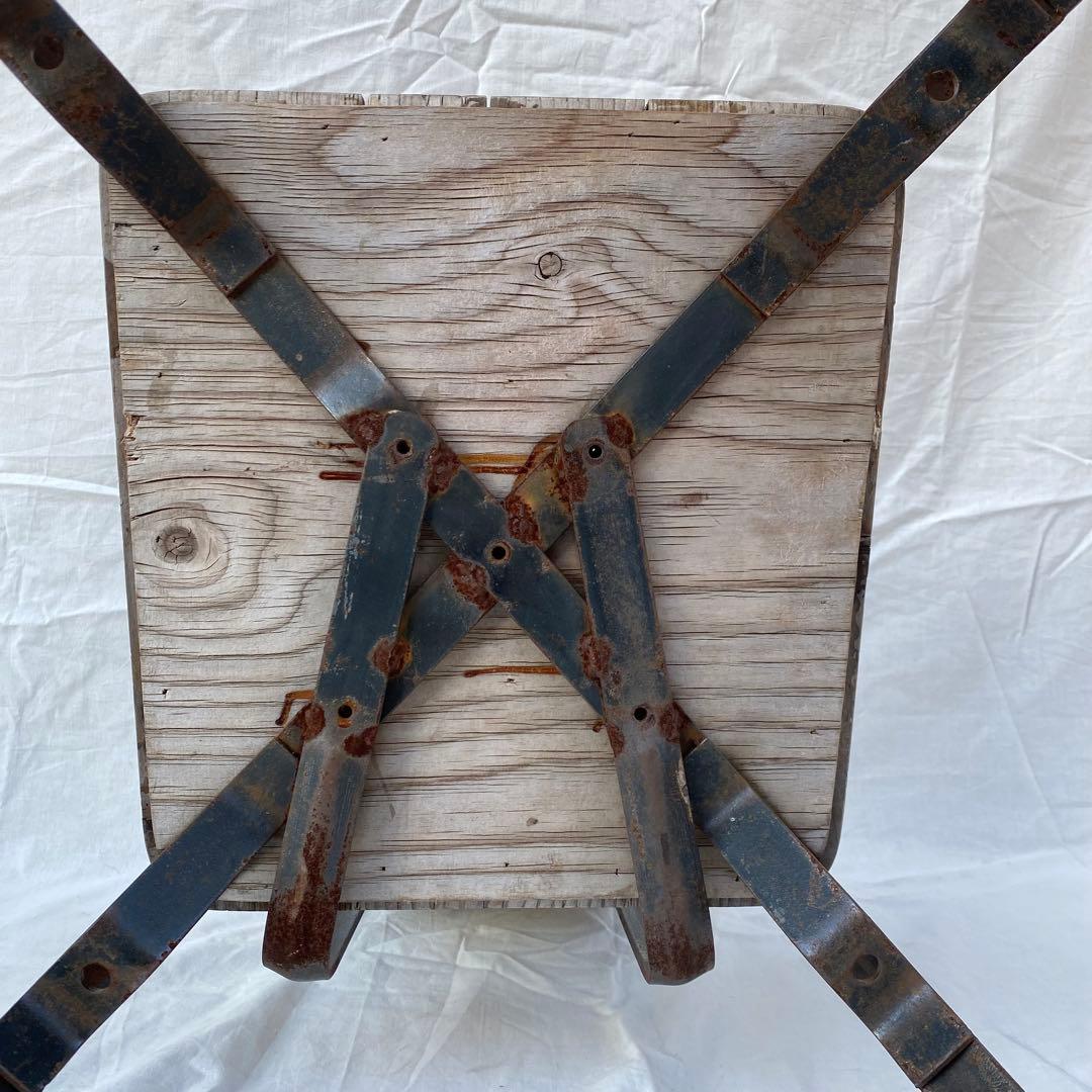 平らな鉄脚と円形の背もたれをもつ古い椅子 アンティーク ディスプレイ 店舗什器