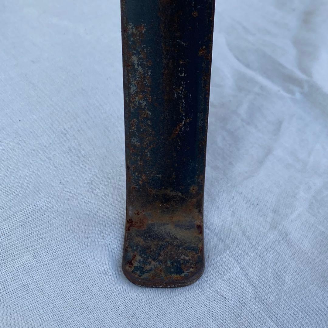 平らな鉄脚と円形の背もたれをもつ古い椅子 アンティーク ディスプレイ 店舗什器