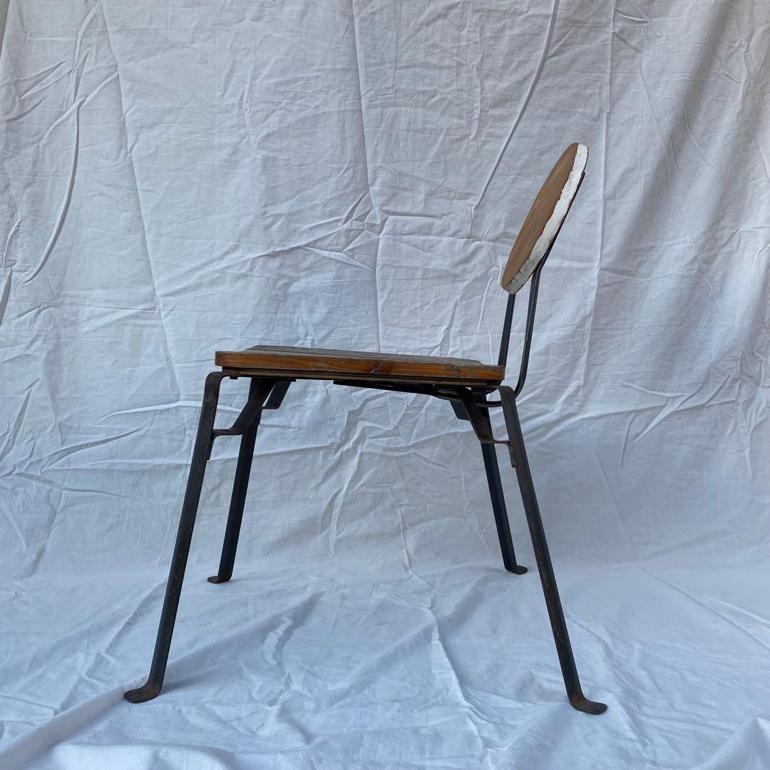 平らな鉄脚と円形の背もたれをもつ古い椅子 アンティーク ディスプレイ 店舗什器