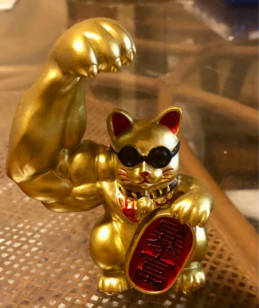 金色の筋肉猫の置物