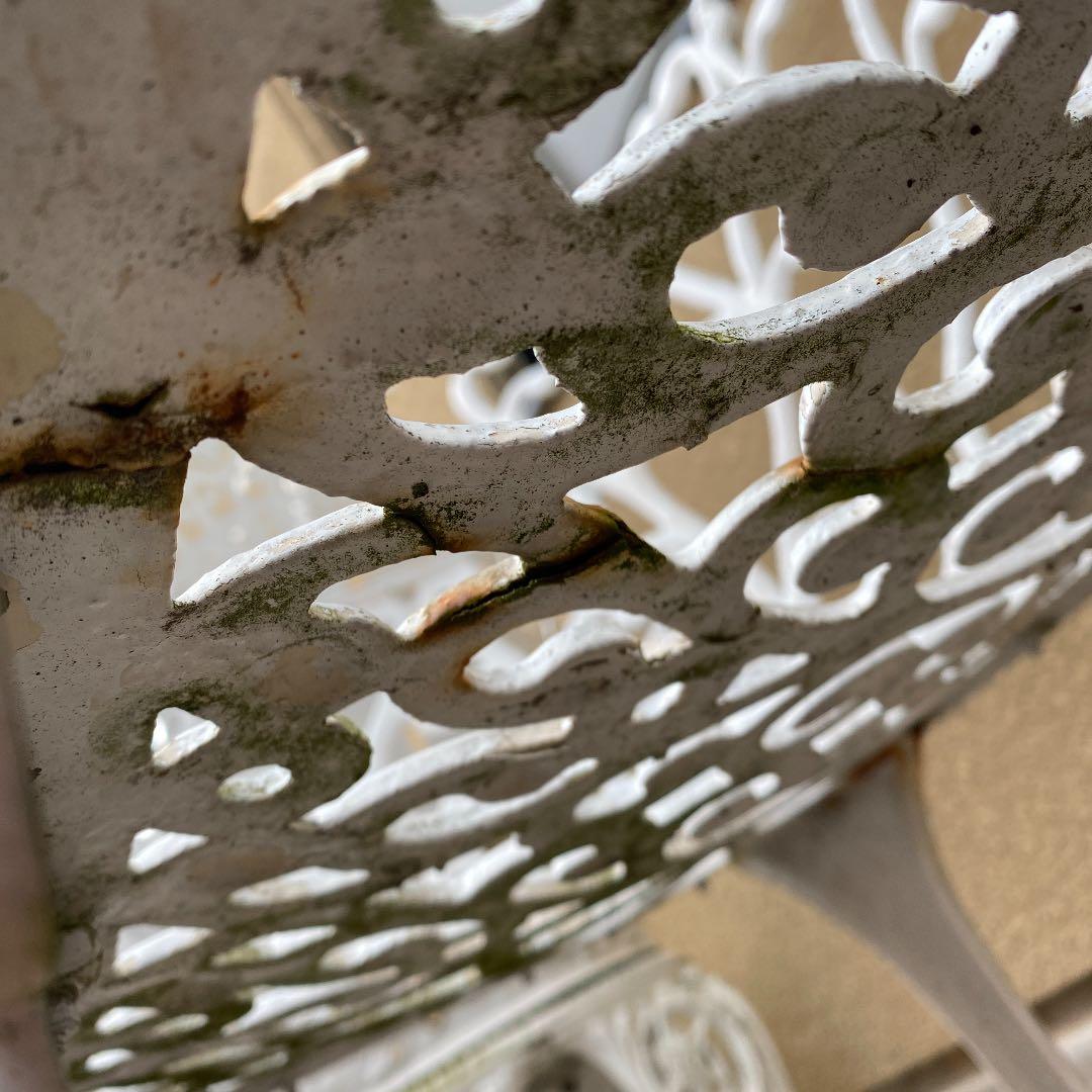 アンティークなガーデンベンチ