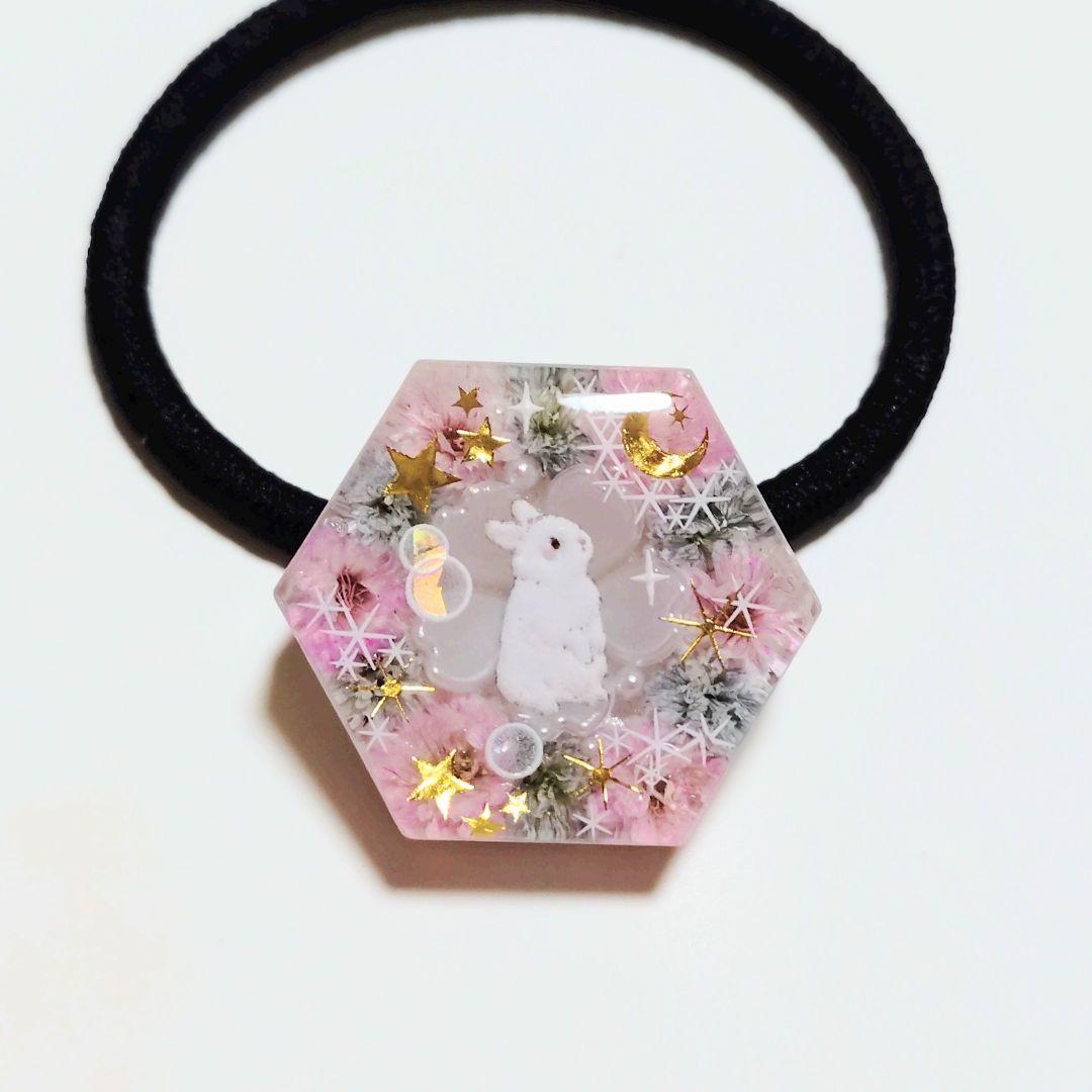 No.637　レジン ヘアゴム キーホルダー ピンバッジ うさぎカスミソウ