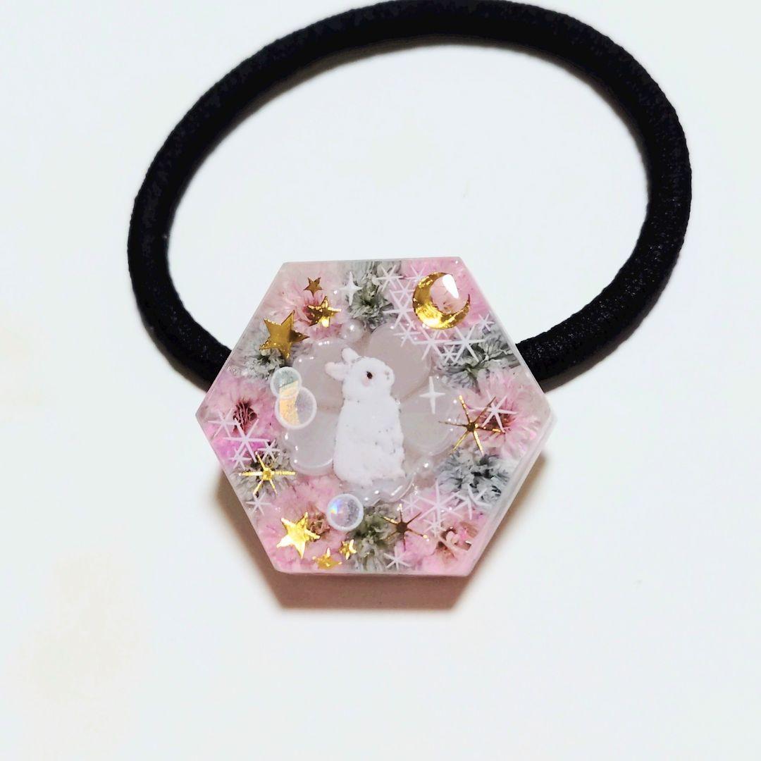 No.637　レジン ヘアゴム キーホルダー ピンバッジ うさぎカスミソウ