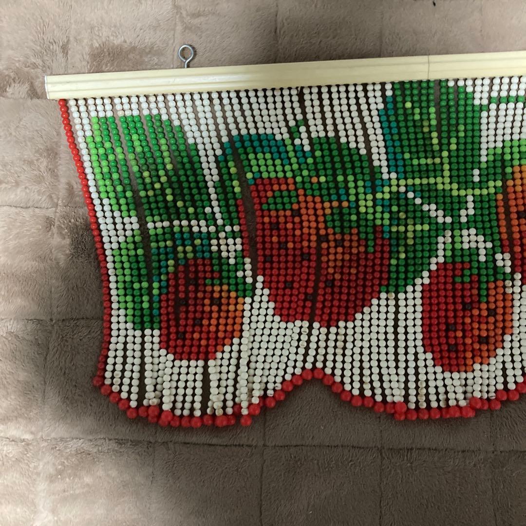 レトロ　ポップ　いちご柄　プラスチック製玉のれん　ビーズカーテン