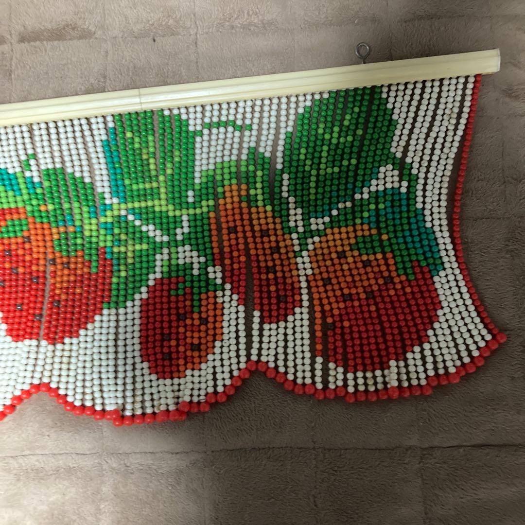 レトロ　ポップ　いちご柄　プラスチック製玉のれん　ビーズカーテン