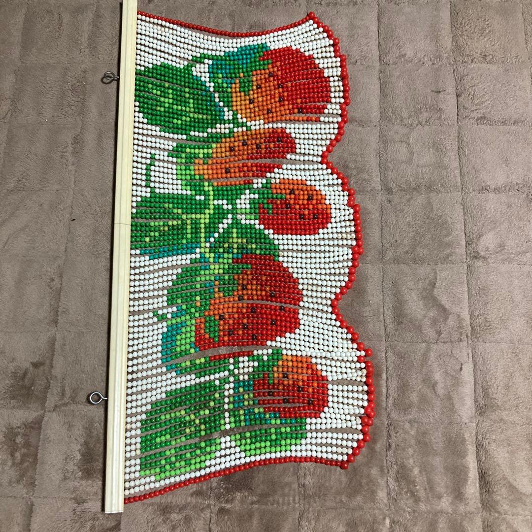 レトロ　ポップ　いちご柄　プラスチック製玉のれん　ビーズカーテン