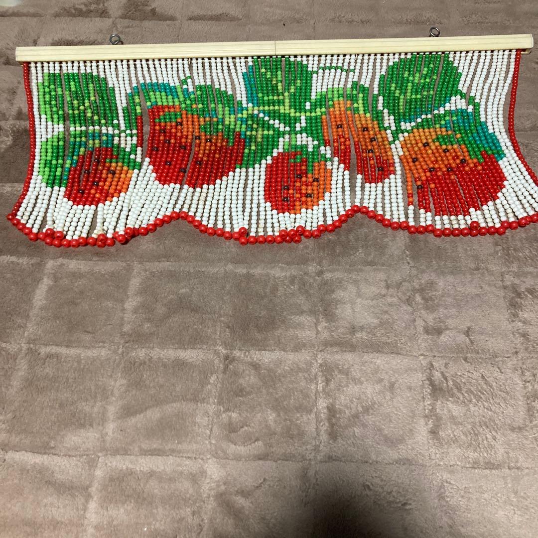 レトロ　ポップ　いちご柄　プラスチック製玉のれん　ビーズカーテン