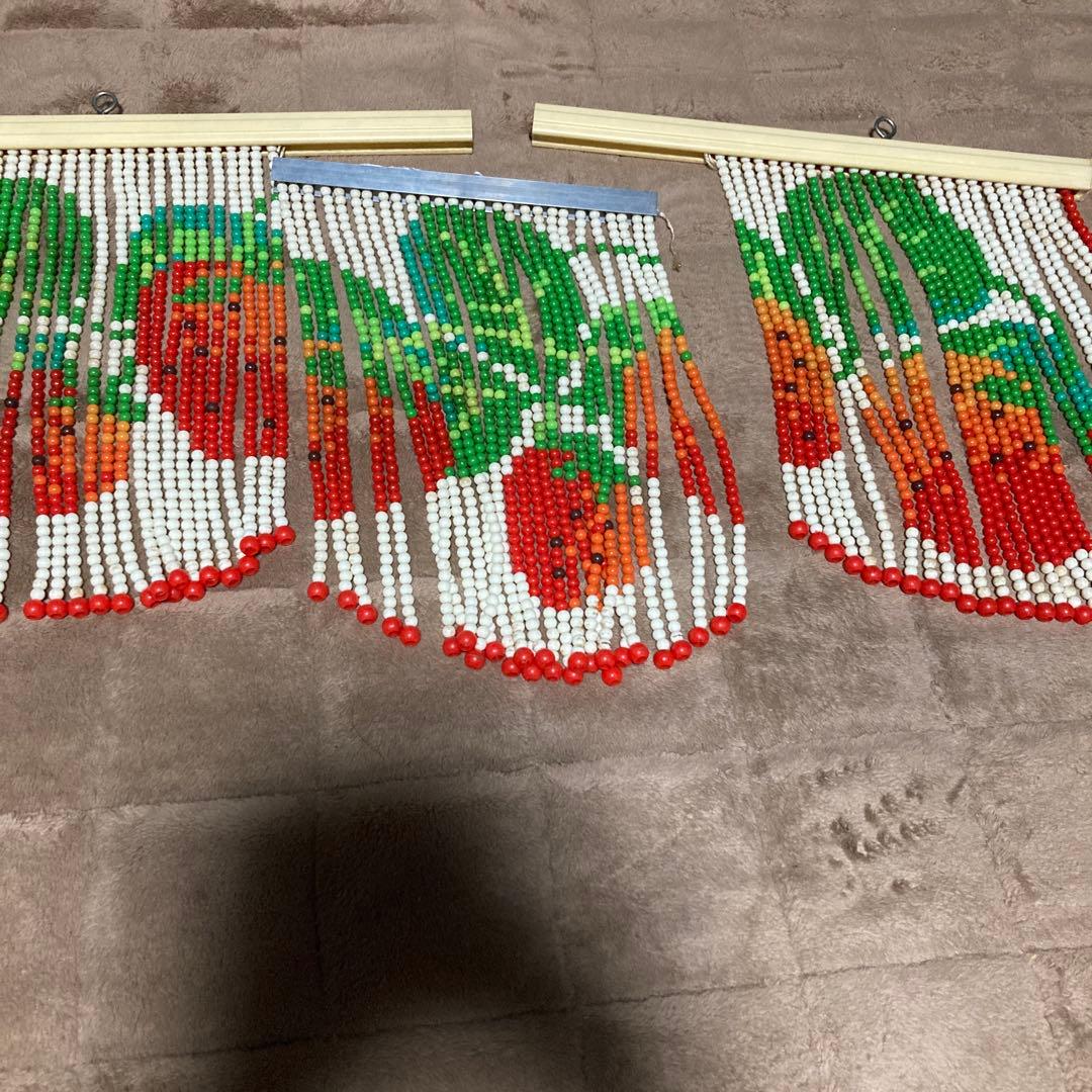 レトロ　ポップ　いちご柄　プラスチック製玉のれん　ビーズカーテン