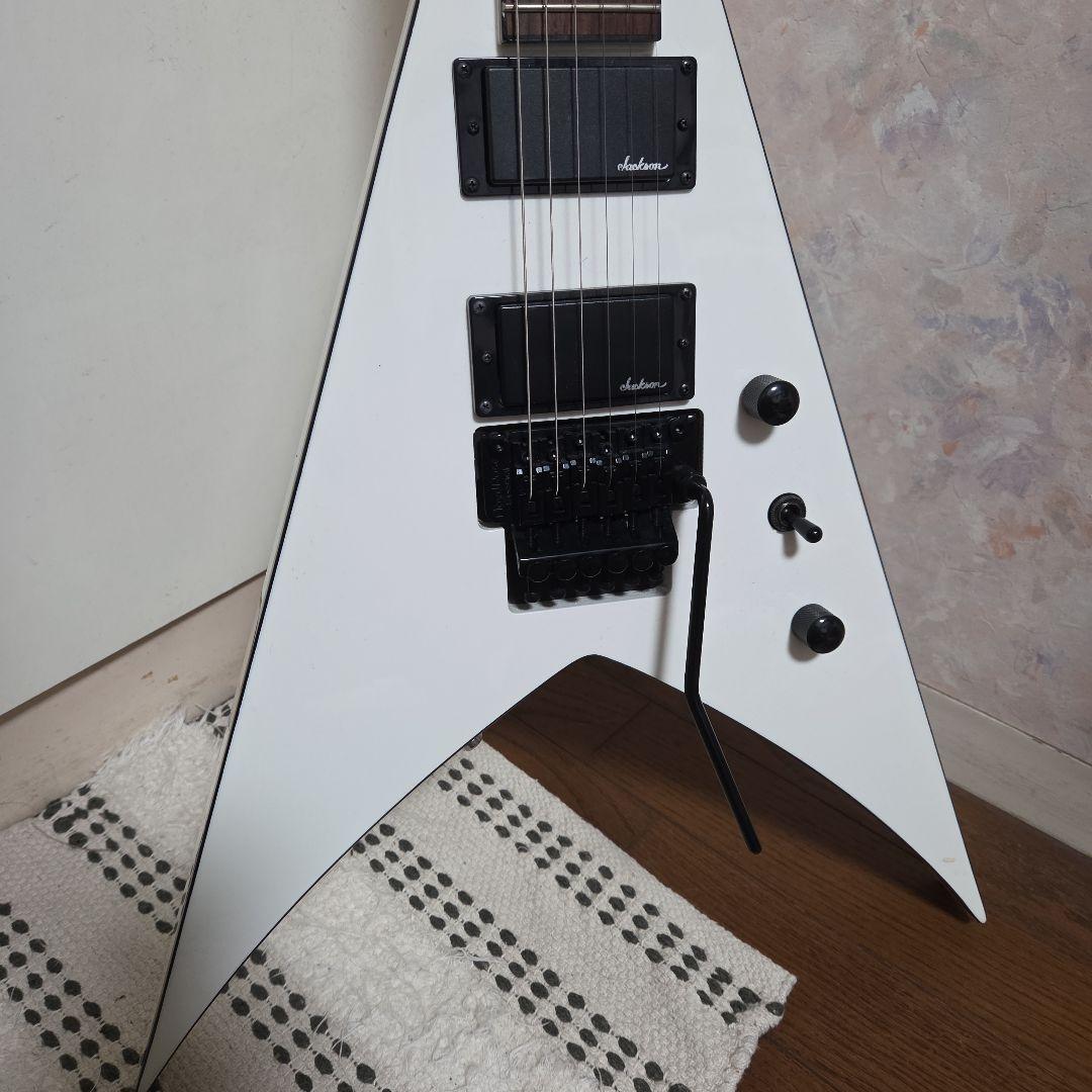 Jackson V型エレキギター ホワイト