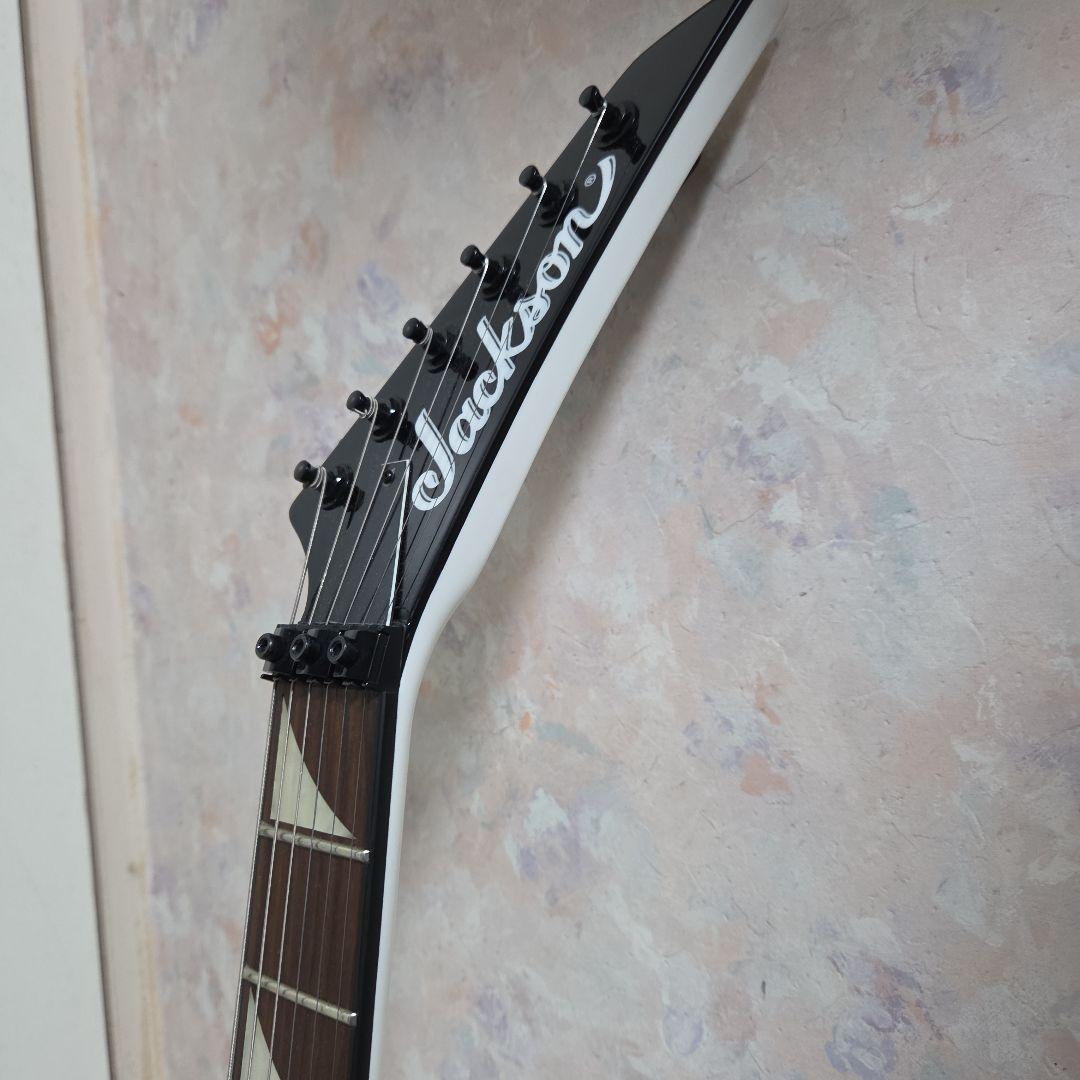 Jackson V型エレキギター ホワイト