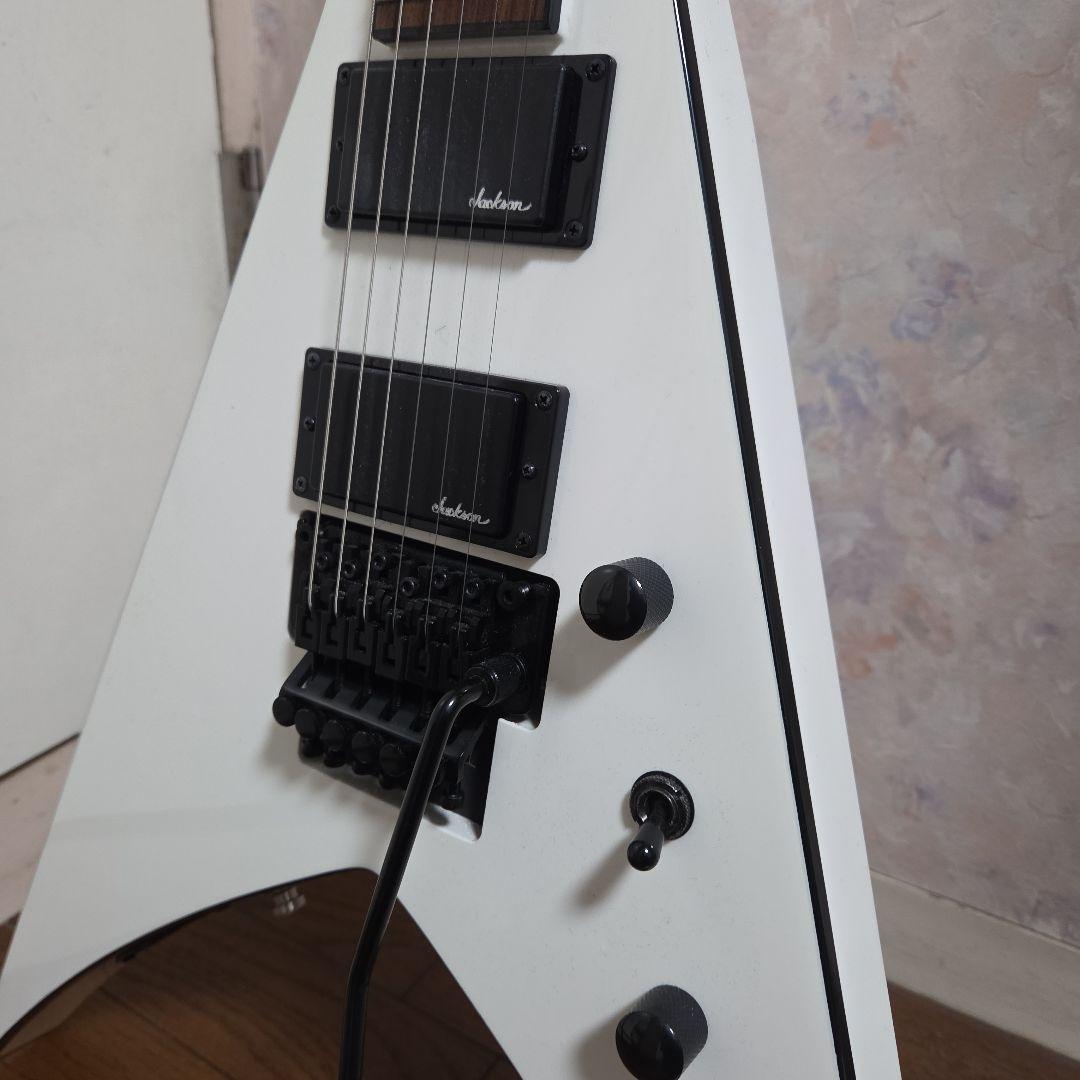 Jackson V型エレキギター ホワイト