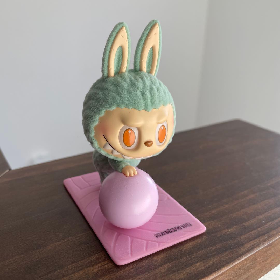 ラブブ　The Monsters Lazy Yogaフィギュア スタンド付き