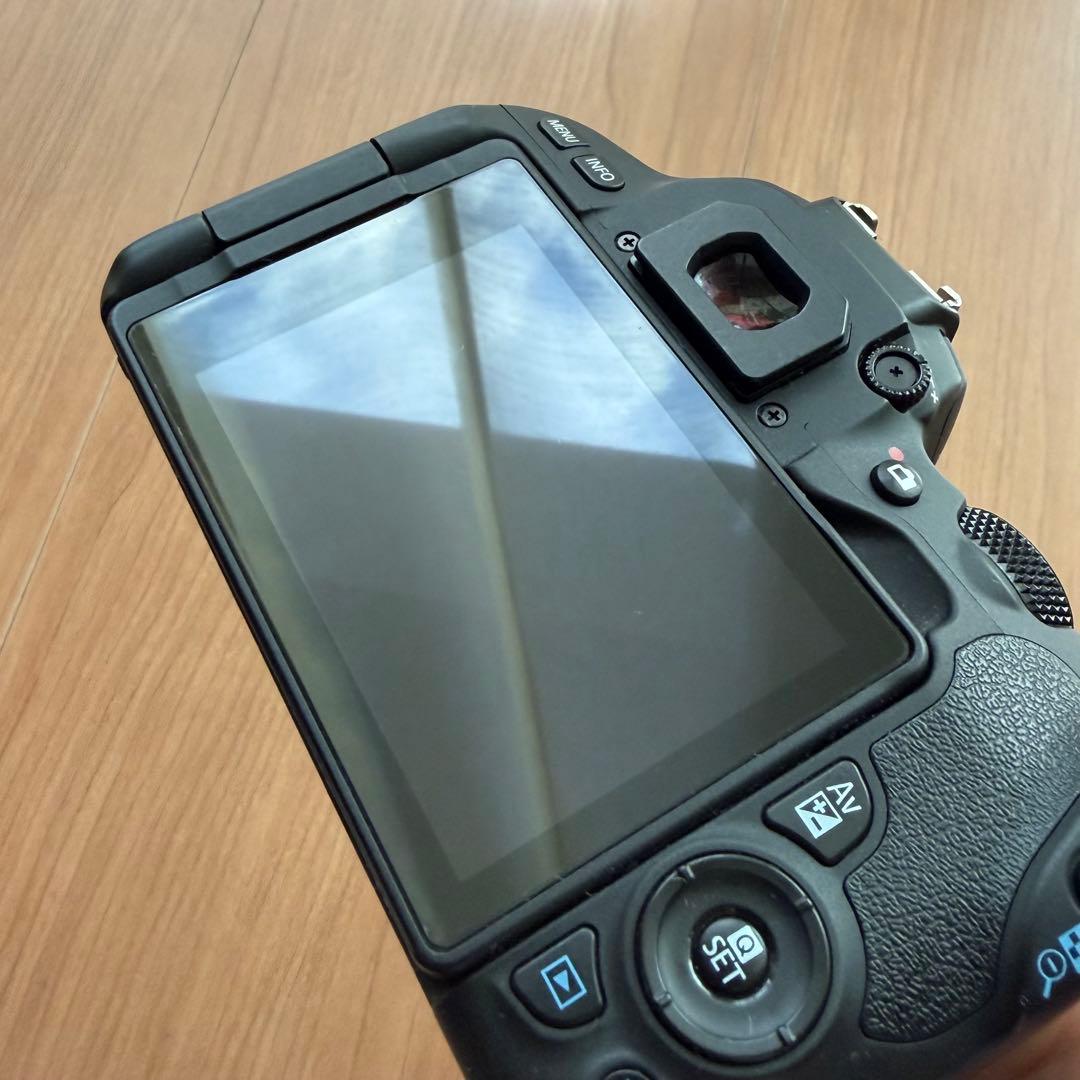 おまけ付Canon EOS kiss x9デジタル一眼カメラ EF50mmセット