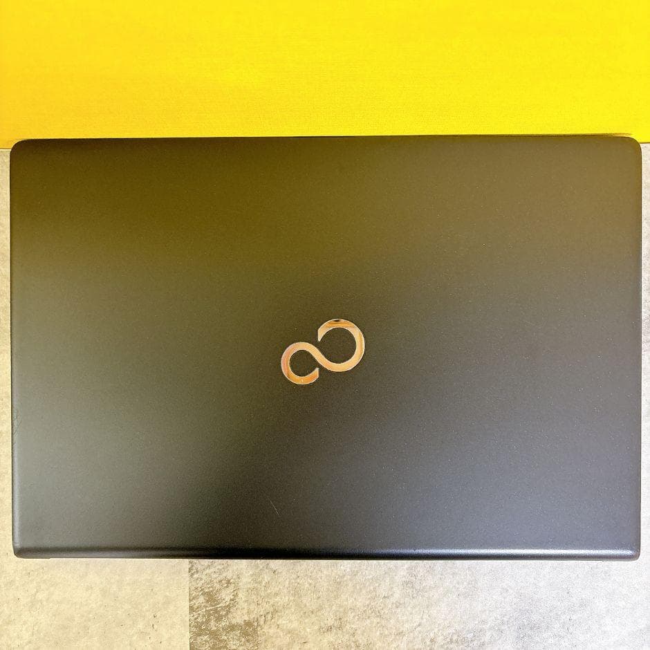 Coreｉ5✨小型軽量❣SSD搭載で快適✨フルHD カメラ付き 薄型 Win11