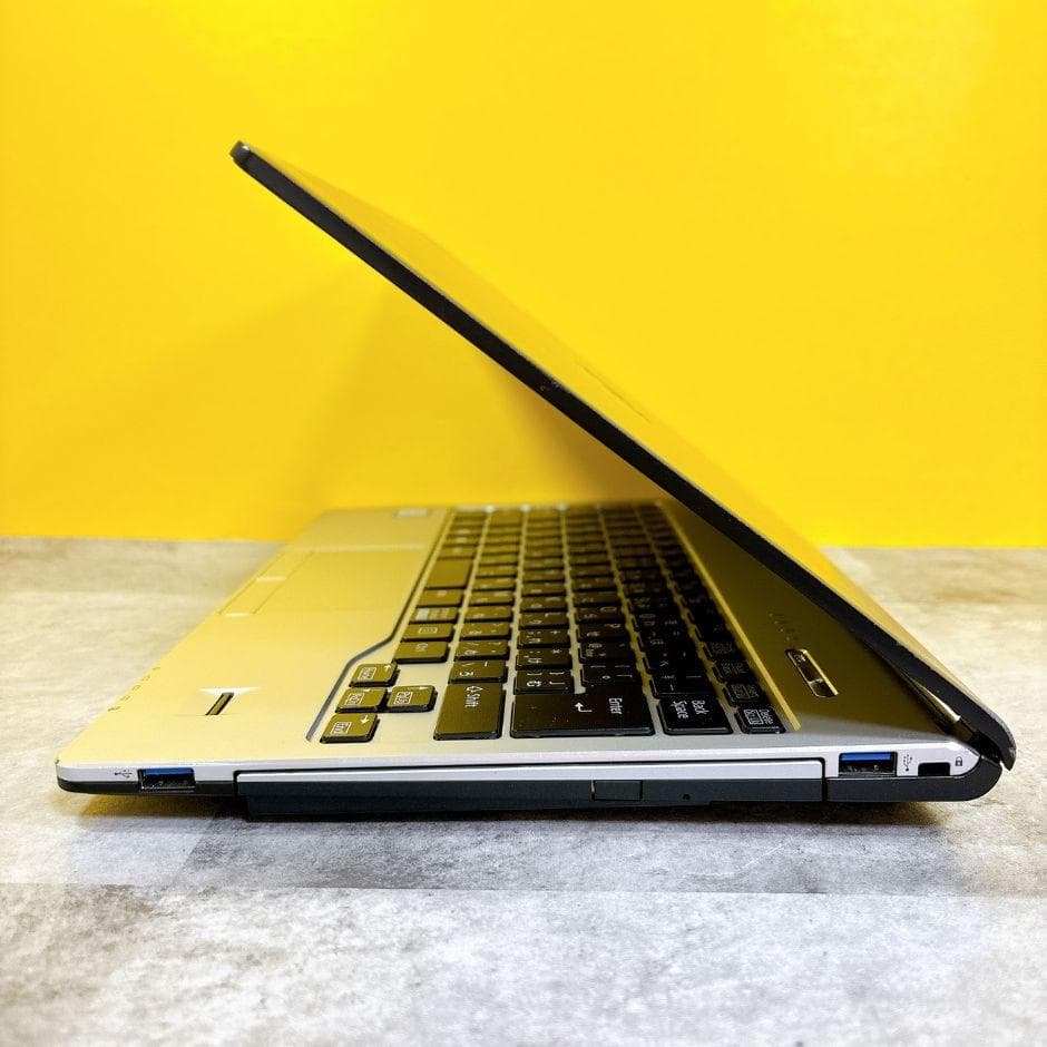 Coreｉ5✨小型軽量❣SSD搭載で快適✨フルHD カメラ付き 薄型 Win11