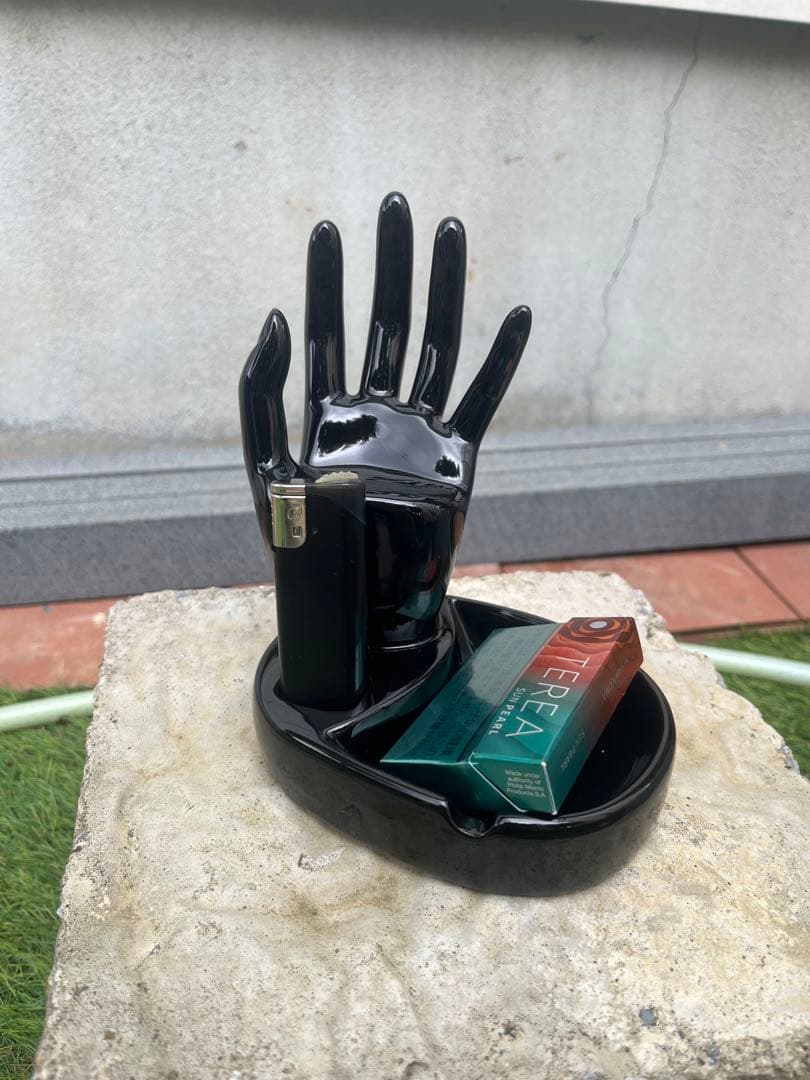 ハンドモチーフ　オブジェ　灰皿　小物入れ　陶器　スペースエイジ置物アート　モダン