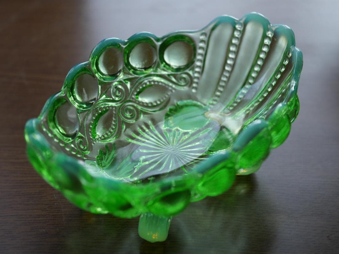 極小剥がれ有り・モッサーグラス グリーンオパールセント 脚付きディッシュ