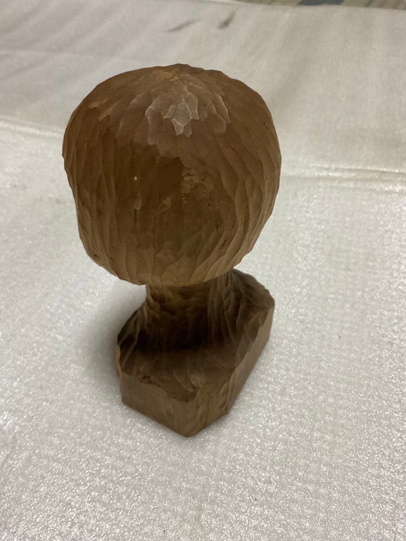 木彫／少女像。使用材料カシノキ。【大きさ／15センチ程のもの】
