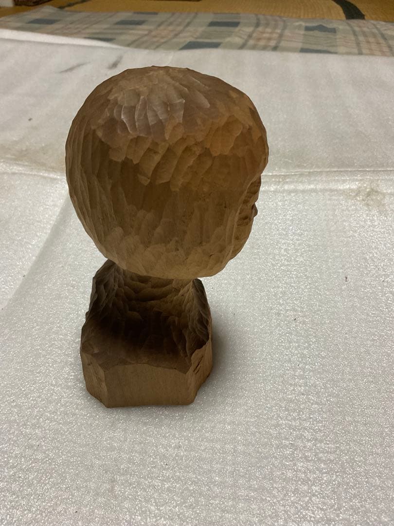 木彫／少女像。使用材料カシノキ。【大きさ／15センチ程のもの】