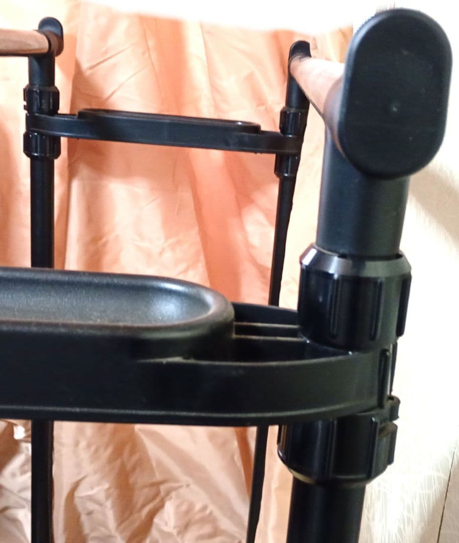 キャスター付きハンガーラック　2本掛け　完成品　金属製丈夫ブラック