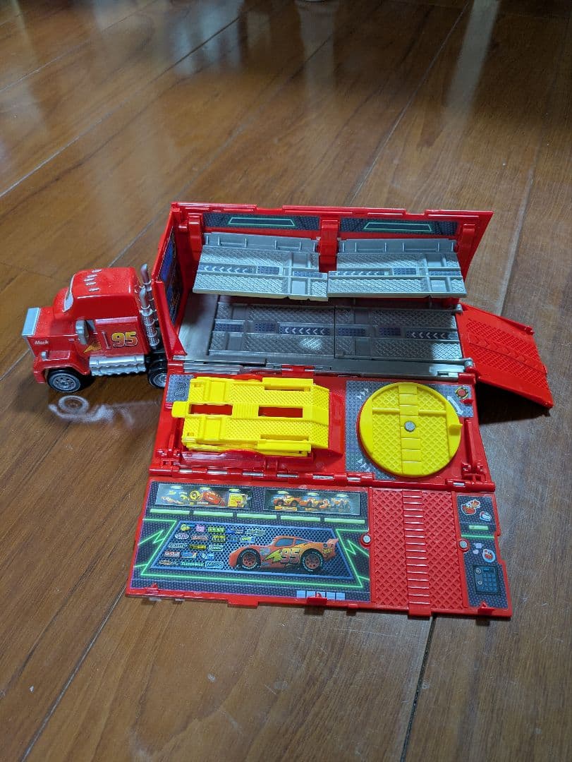 最終値下げです。カーズ ミニカー 約106台セット トレーラー付き