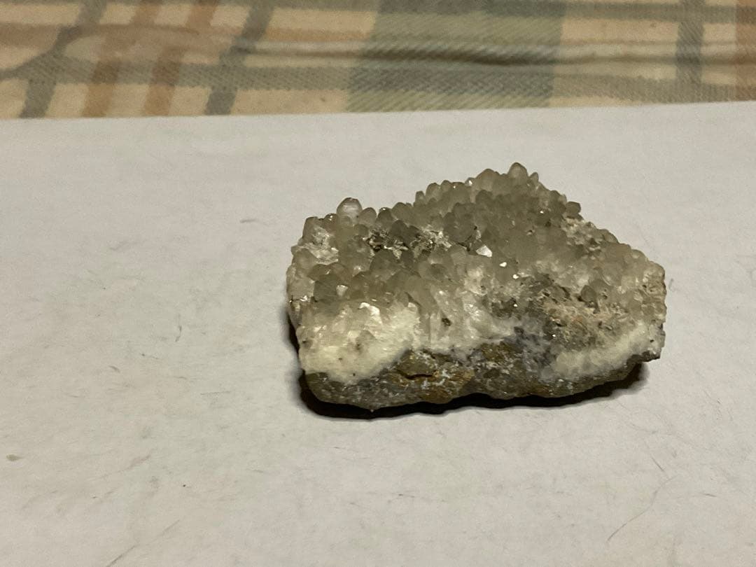 水晶原石。新潟県産。【裏は、金の様な性質を含んでおります　天然石】。