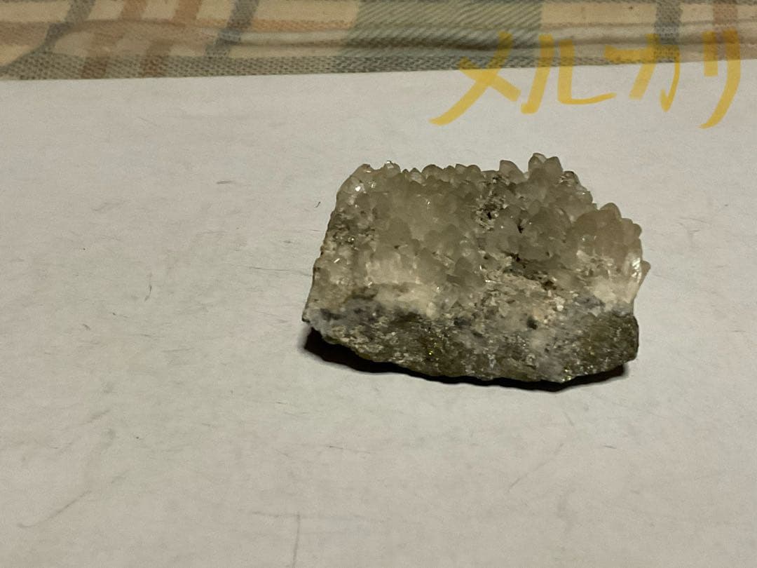 水晶原石。新潟県産。【裏は、金の様な性質を含んでおります　天然石】。