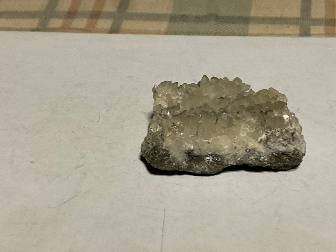 水晶原石。新潟県産。【裏は、金の様な性質を含んでおります　天然石】。