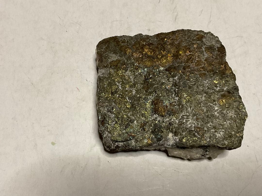 水晶原石。新潟県産。【裏は、金の様な性質を含んでおります　天然石】。