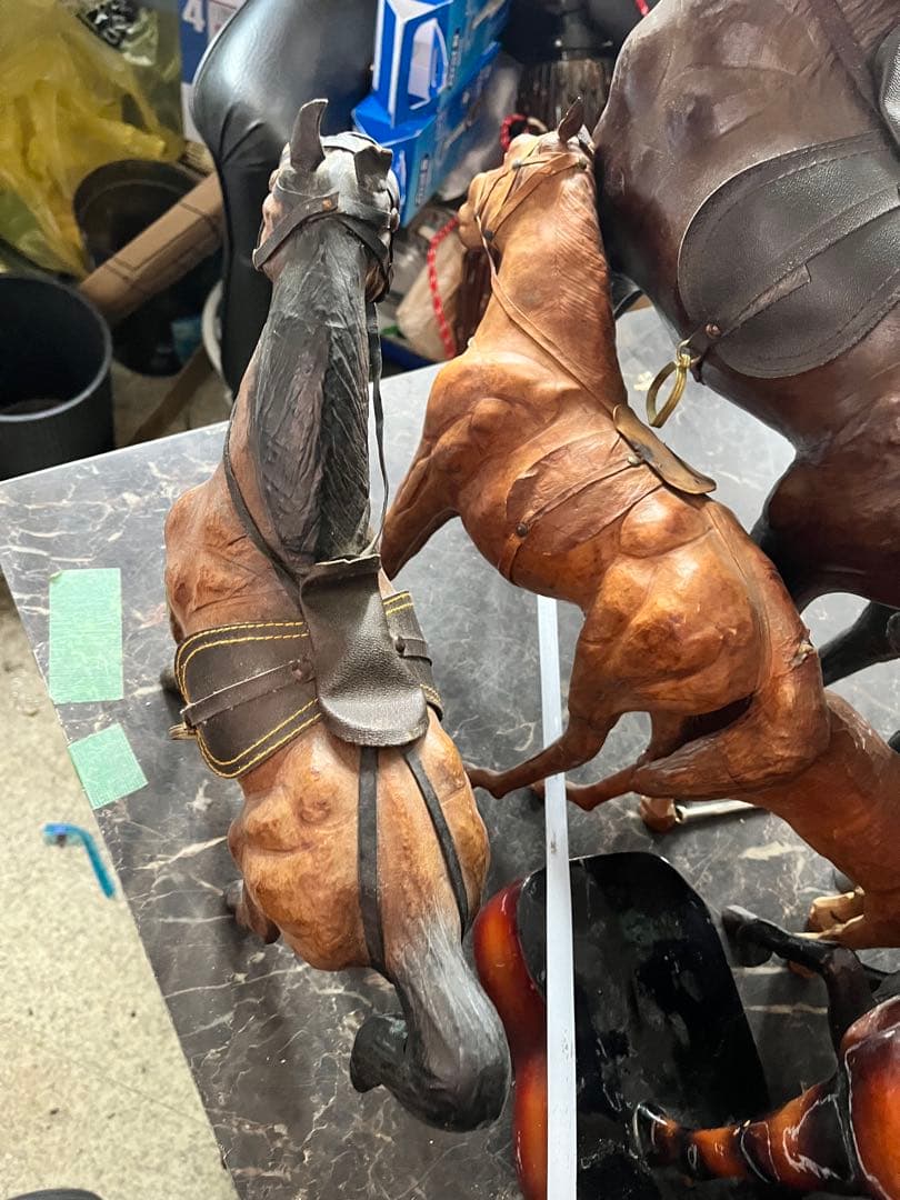 レザーホース、 革製の馬の置き物 馬の置き物、 鞍付きレザーホース、 馬の置き物