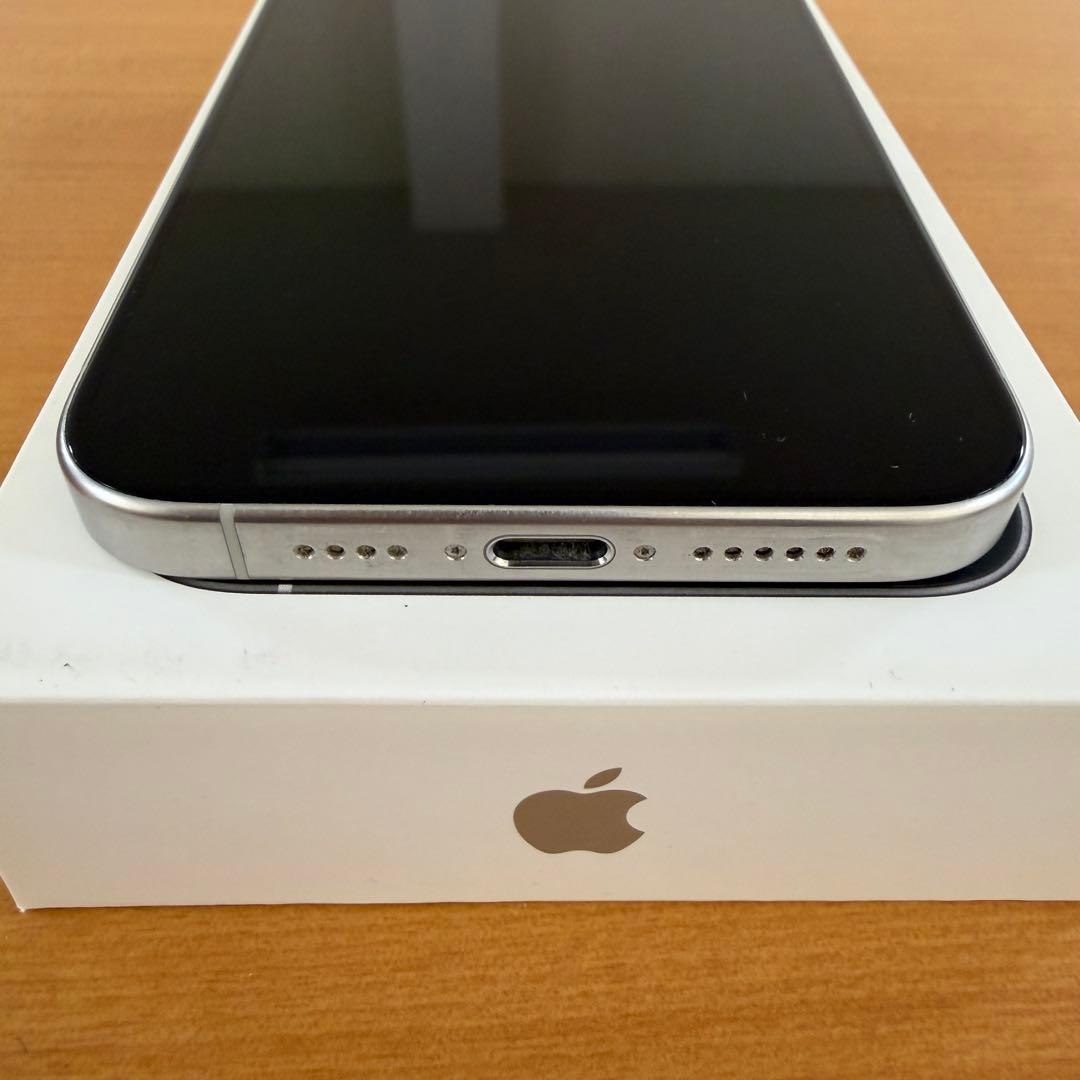 【美品】iPhone 15 Pro Max 512GB ホワイト docomo