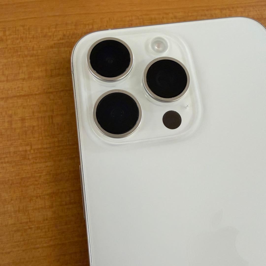 【美品】iPhone 15 Pro Max 512GB ホワイト docomo
