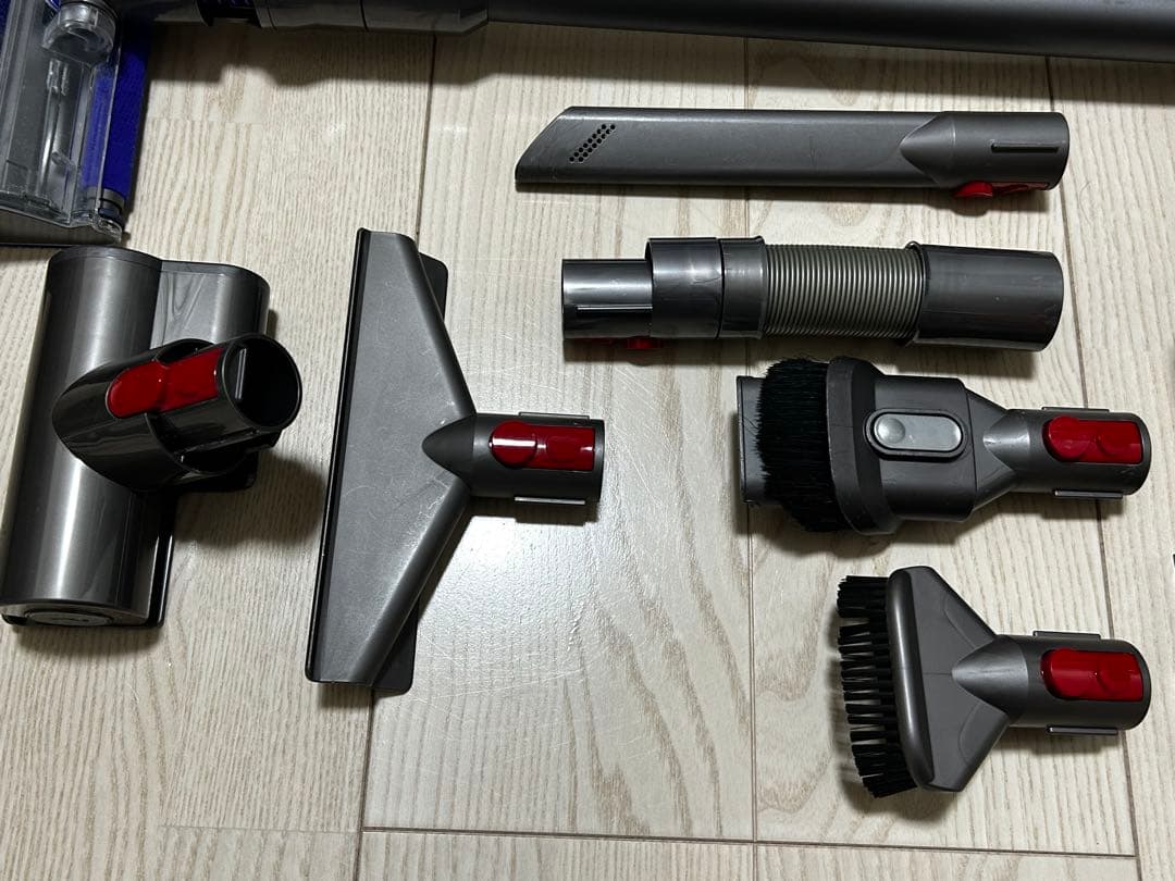 Dyson V8 fluffy+ 分解清掃済み、車内清掃・布団清掃ツール有