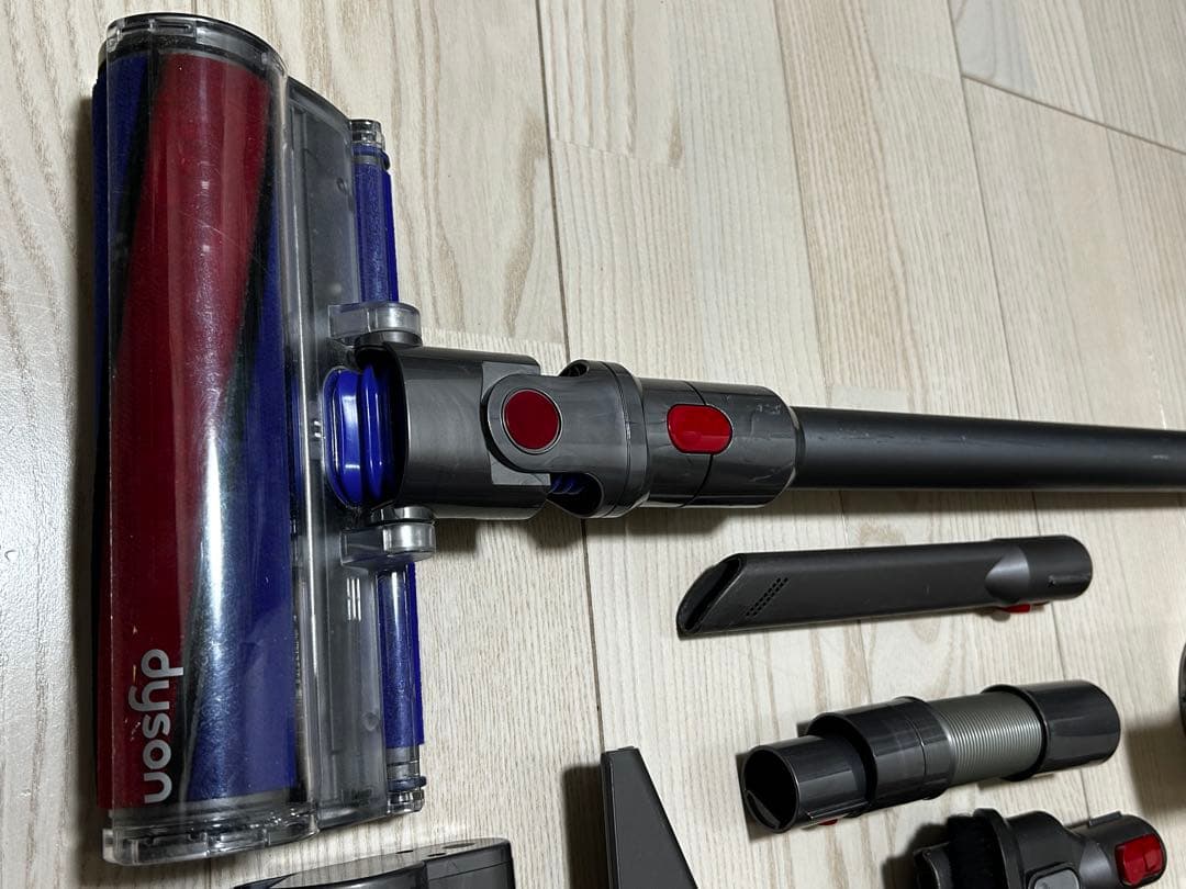 Dyson V8 fluffy+ 分解清掃済み、車内清掃・布団清掃ツール有