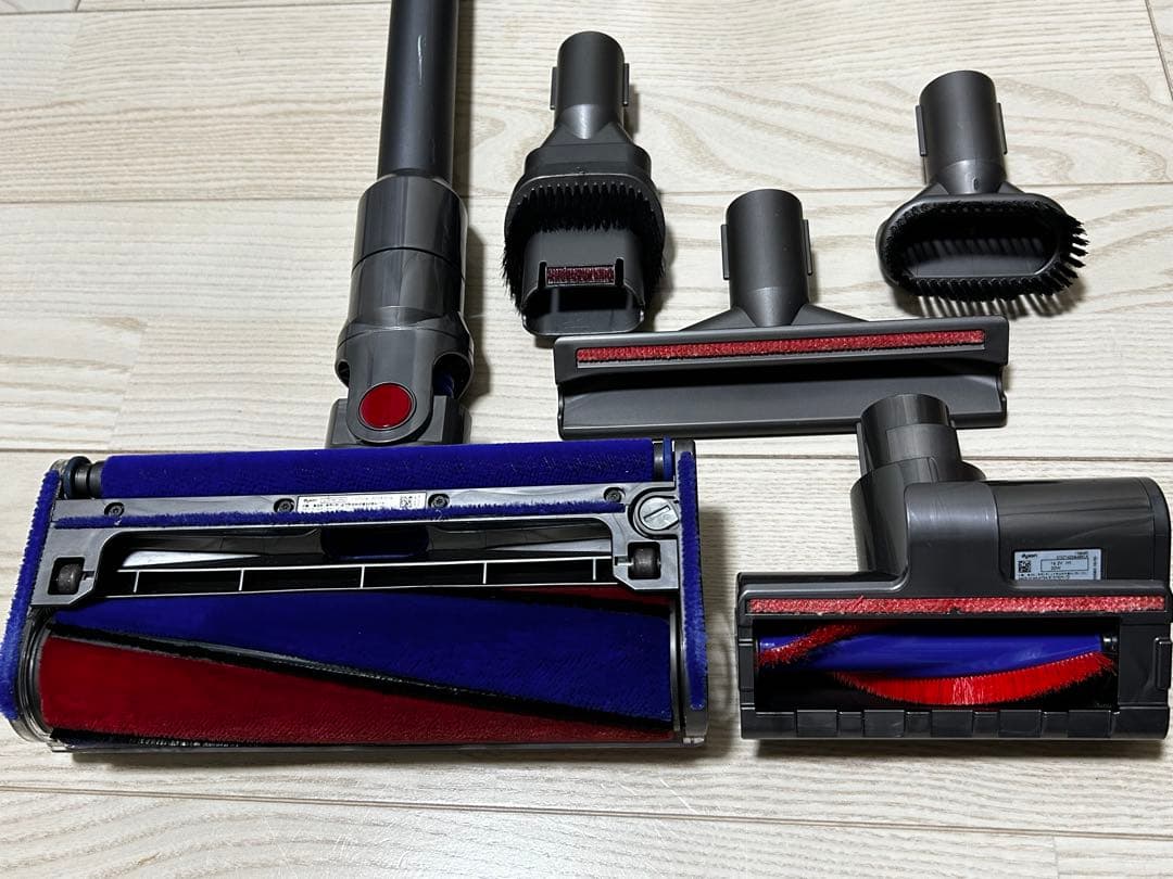Dyson V8 fluffy+ 分解清掃済み、車内清掃・布団清掃ツール有