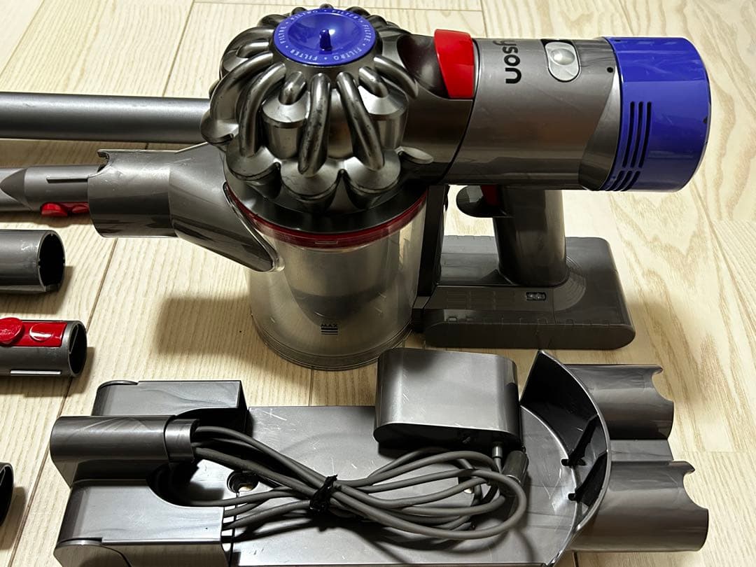 Dyson V8 fluffy+ 分解清掃済み、車内清掃・布団清掃ツール有