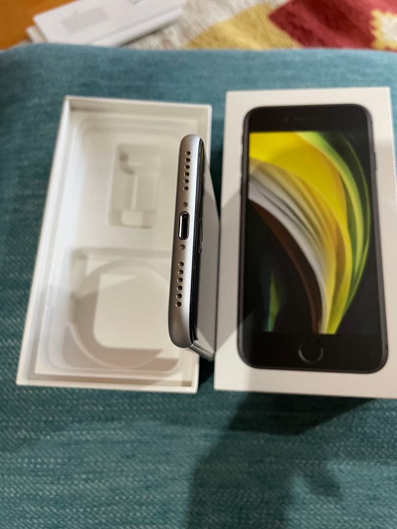 iPhone SE本体第2世代ホワイト128GBSIMフリー画面割れなし傷なし