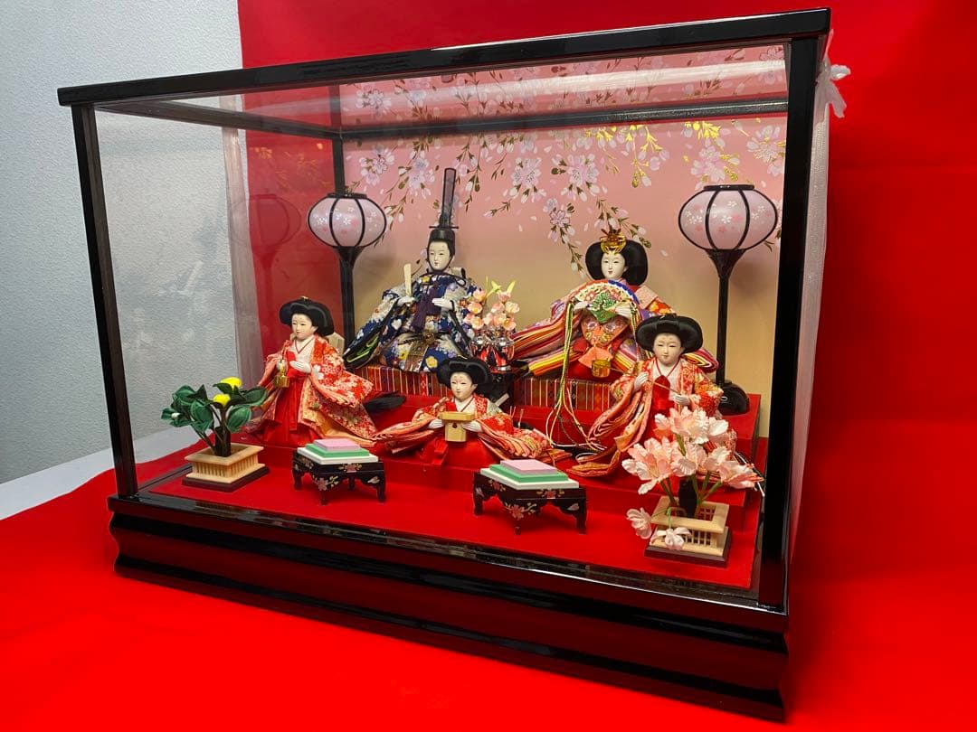 雛人形　親王五人飾りガラスケース入・間口約５４×奥行約３８×高さ約４０㎝