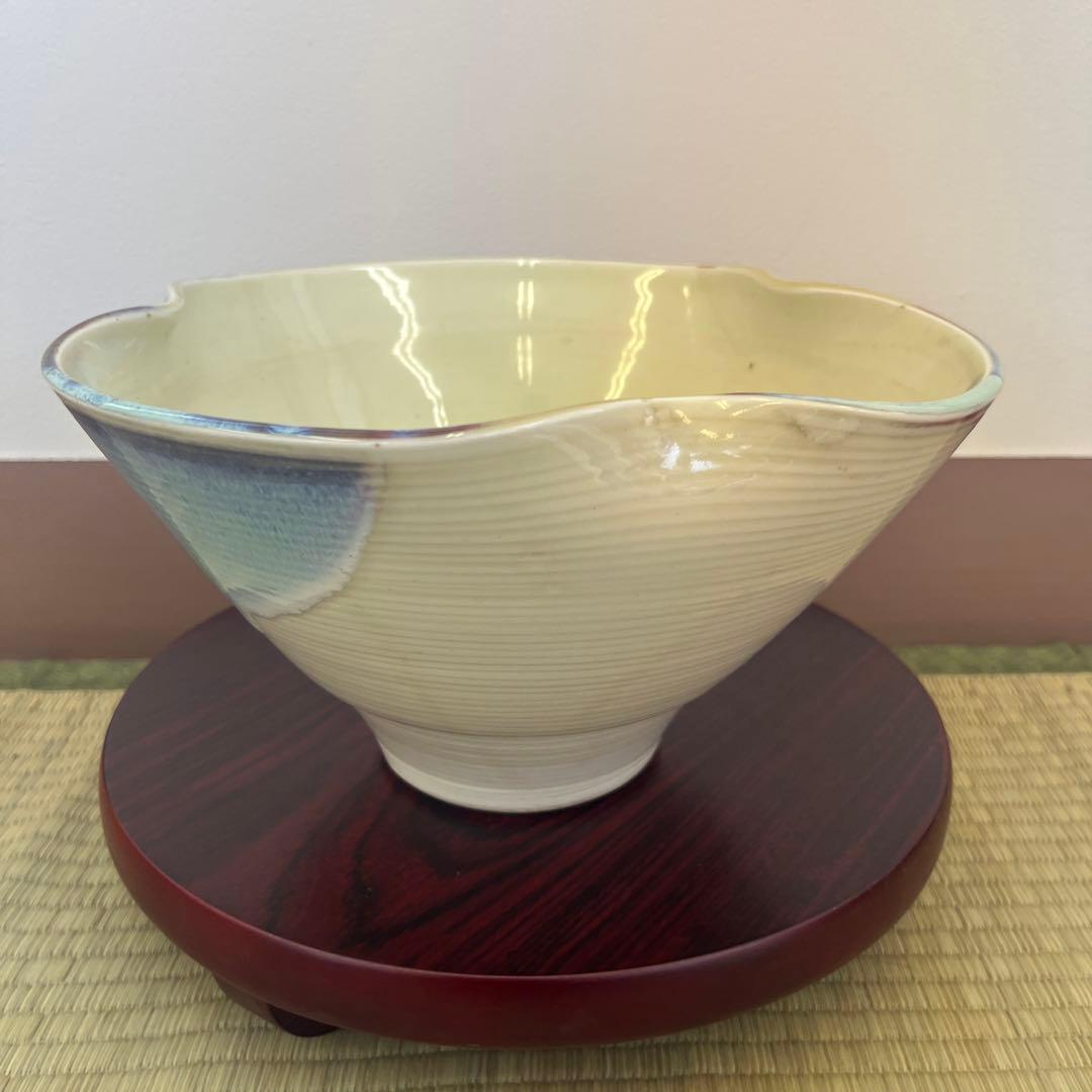 美濃焼琥山窯青白磁　模様　飾り壺　花瓶　花器　64