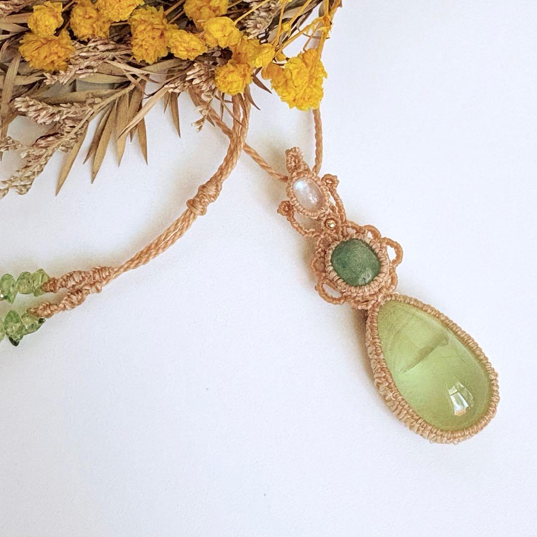 Saleプレナイト×エメラルド×ムーンストーンのマクラメネックレス