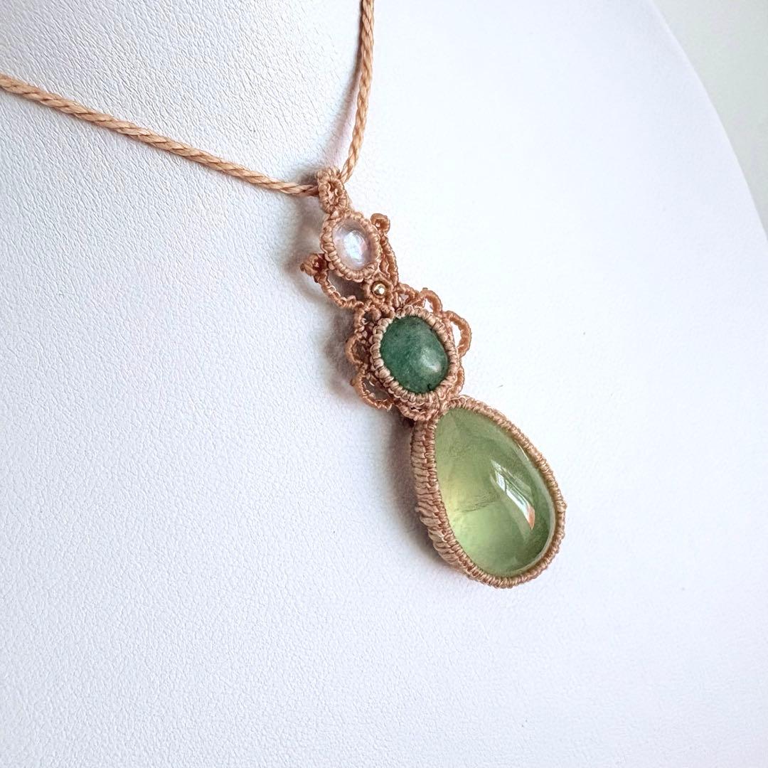 Saleプレナイト×エメラルド×ムーンストーンのマクラメネックレス